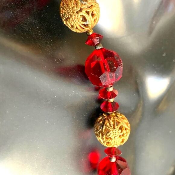 Beautiful Antique metal and Red beads Necklace, in Gold tone, Unmarked - Picture 4 of 4